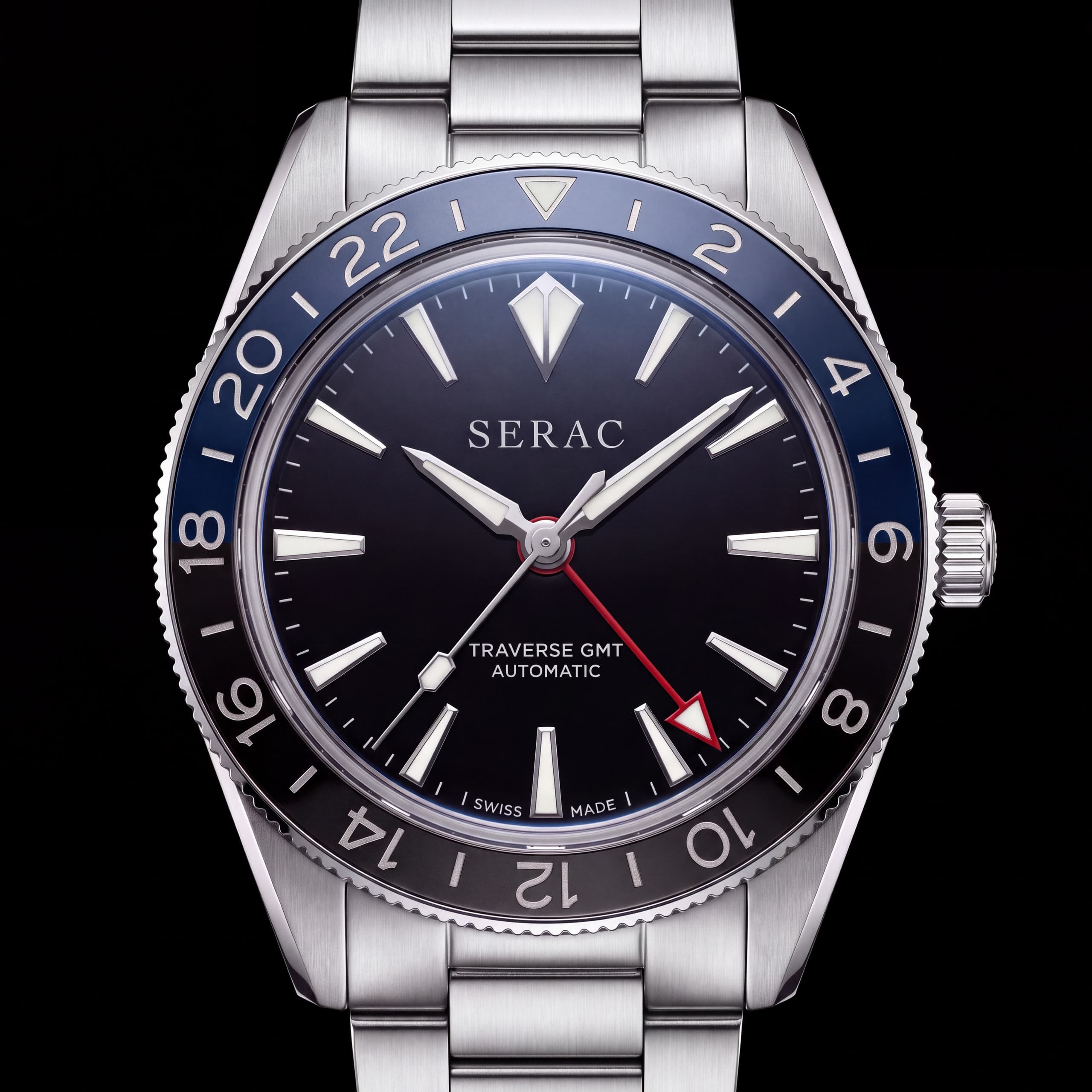 Traverse GMT Nuit Polaire from the front: glacier blue / obsidian ceramic bezel, obsidian lacquer dial, steel bracelet.